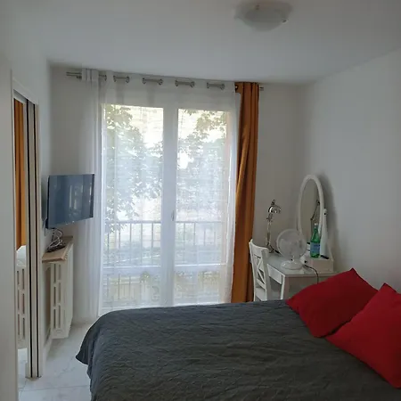 Large Private Suite With Living Room, Kitchen, Bathroom - Quiet And Privacy *