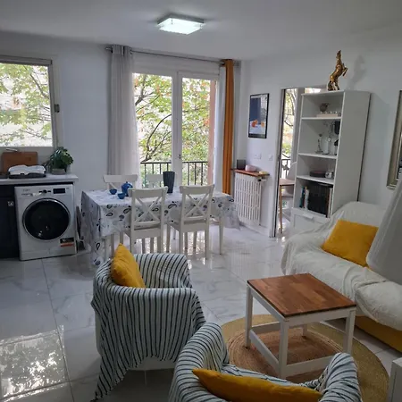 Homestay Large Private Suite With Living Room, Kitchen, Bathroom - Quiet And Privacy *