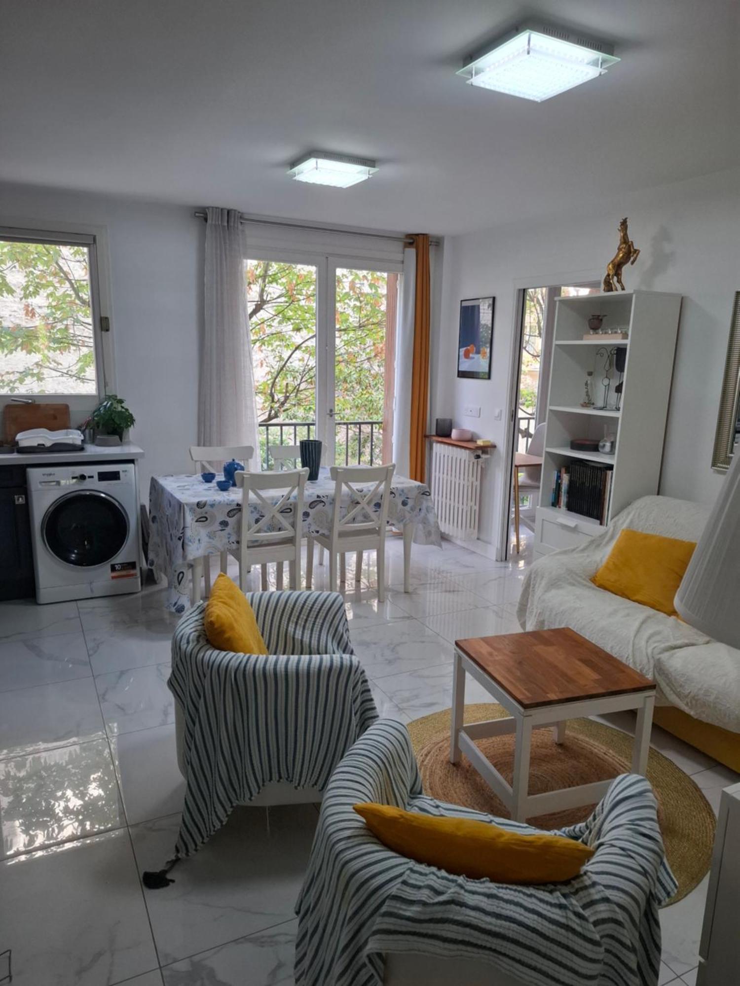 Homestay Large Private Suite With Living Room, Kitchen, Bathroom - Quiet And Privacy *