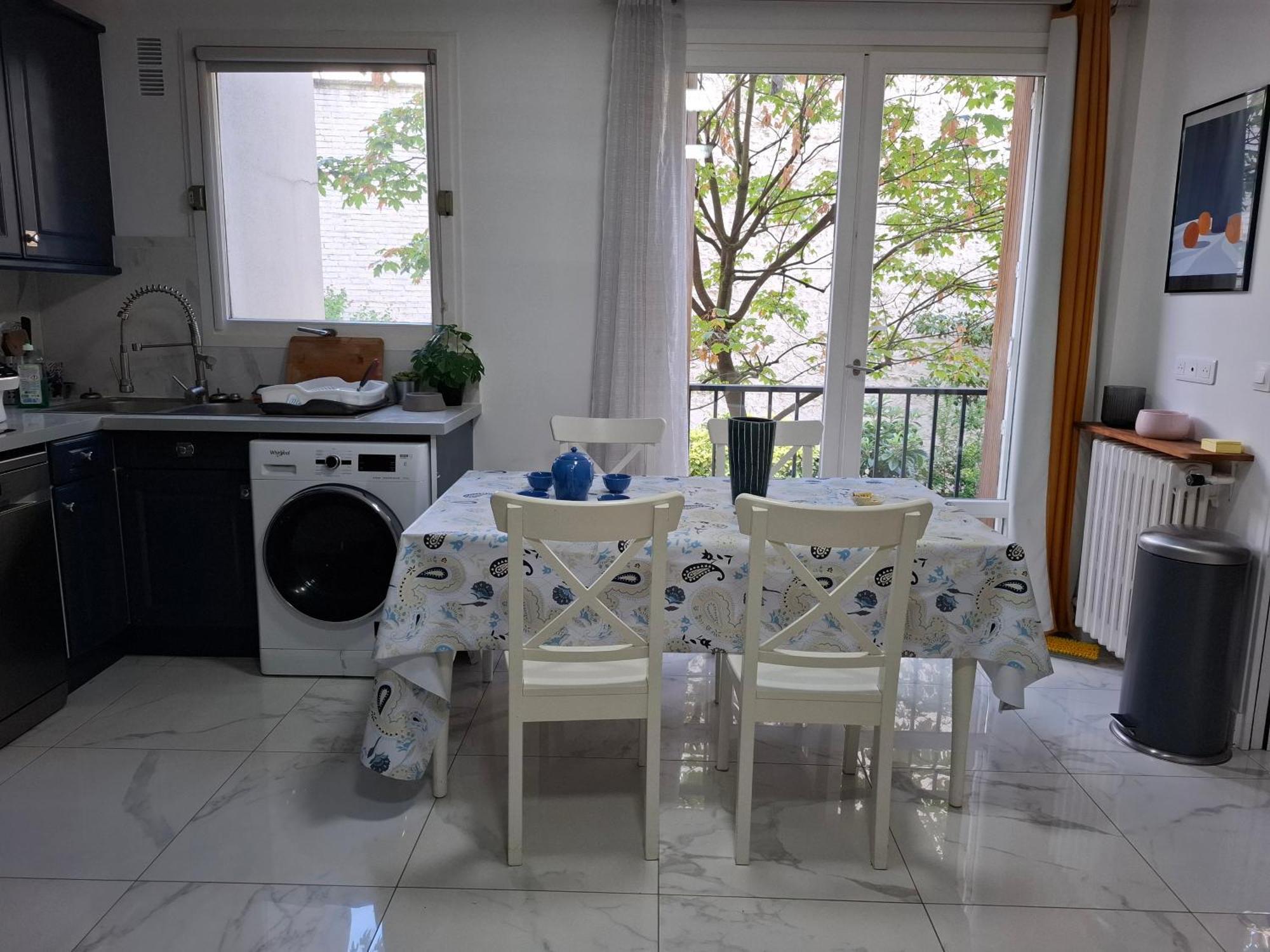 Homestay Large Private Suite With Living Room, Kitchen, Bathroom - Quiet And Privacy *